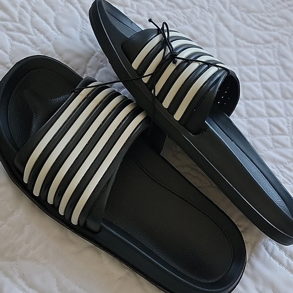 Kids Black & White Rubber Slide Sandals Size 2